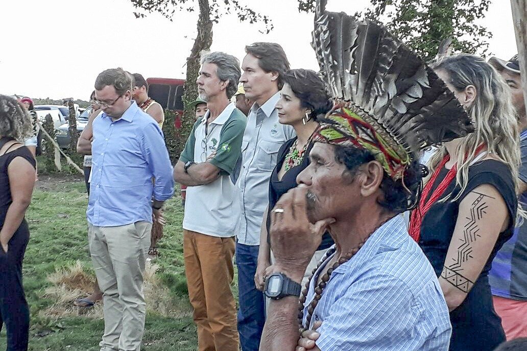 Representantes do ICMBio, índios da etnia Pataxó e outros convidados na comemoração da assinatura do Termo de Compromisso